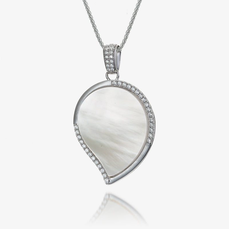 real effect unique pendant set with a gorgeous pearl like centre, outlined with fine sterling silver and shining stone-sets.